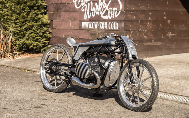 The Custombike Departed in the side view in front of the garage of the Customizer